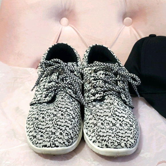 Mia Turin Women's Size 6.5 Sneakers - Picture 2 of 8